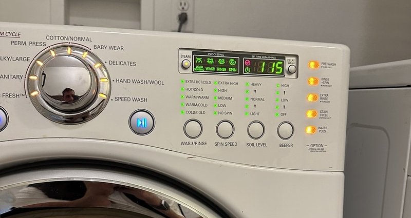 Washing machine with open door